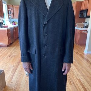 Men’s vintage dress coat, circa 1980. Dark grey wool. Beautiful condition. No te